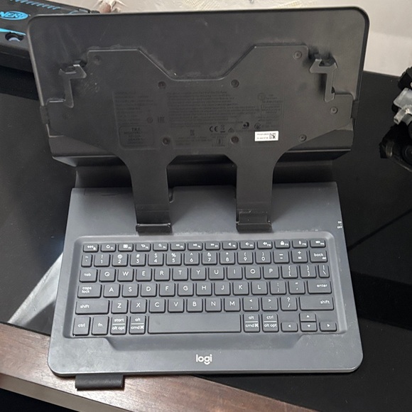 Logitech Universal Folio With Keyboard Case - Picture 11 of 11